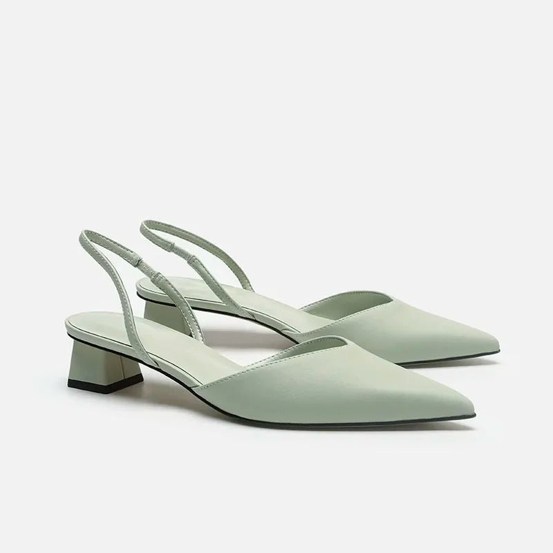 Sandales à talons hauts vert pour femme avec bout pointu, bride arrière et petit talon carré sur fond blanc
