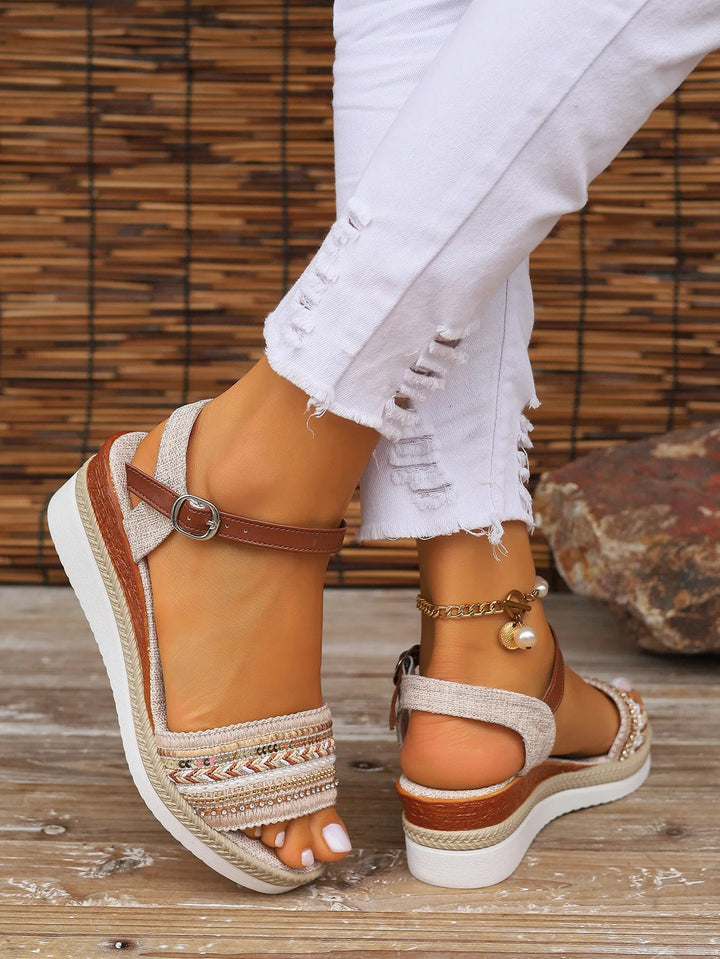 Sandales kaki à plateforme portées de profil avec un jean blanc, mettant en valeur leur confort et leur design.