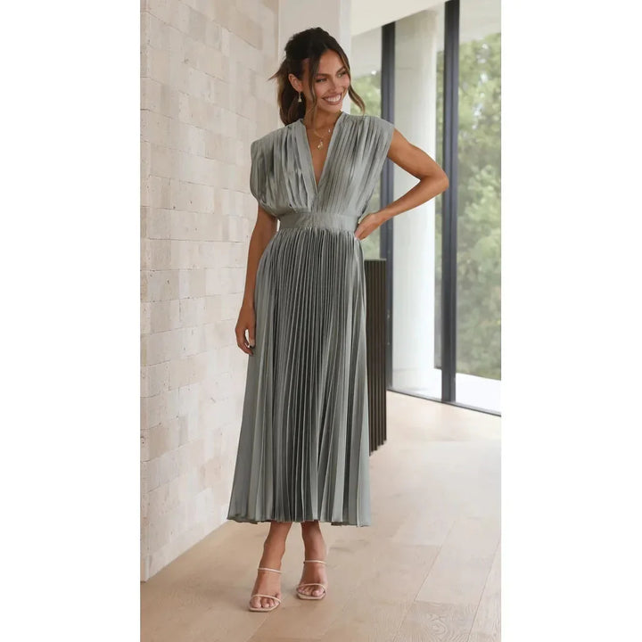 Robe de soirée plissée gris pour femme avec jupe ample, décolleté élégant et style intemporel