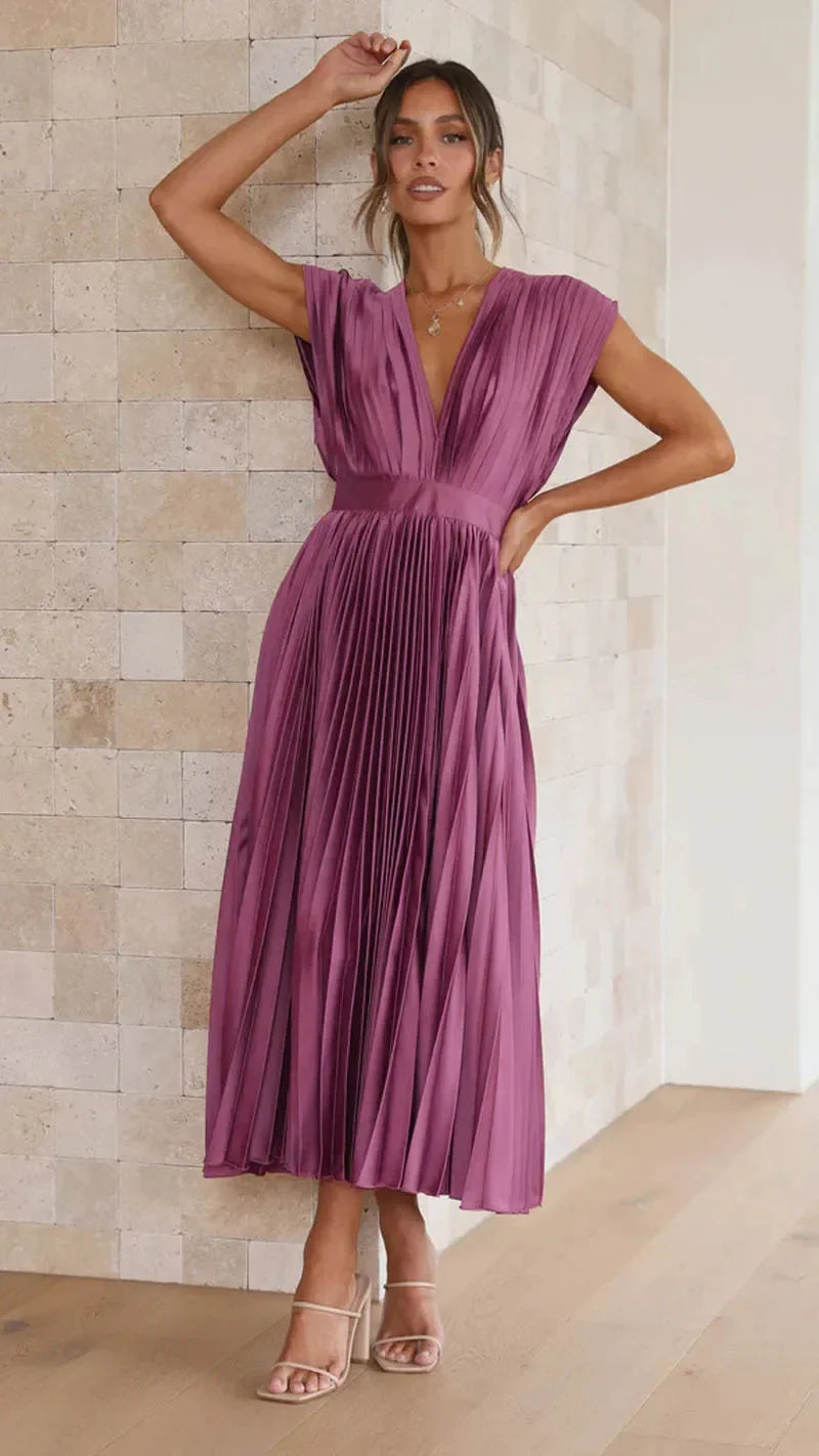 Robe de soirée plissée violet pour femme avec coupe fluide, manches volantées et style chic moderne