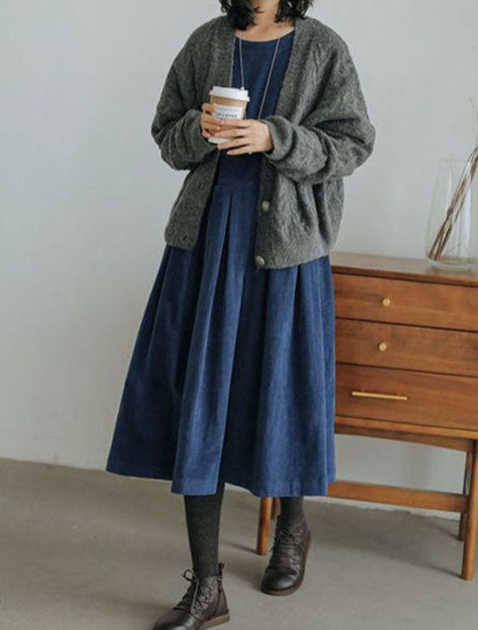 Robe longue bleu marine avec superposition gilet gris, vue de face en intérieur, tenue d’hiver confortable et élégante