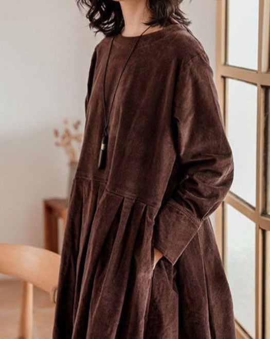 Robe longue marron foncé tissu texturé, vue trois-quarts en intérieur, coupe ample élégante pour femme
