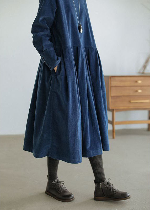 Robe longue bleu jean, vue de profil bas du corps, focus sur jupe ample et bottines, look casual femme