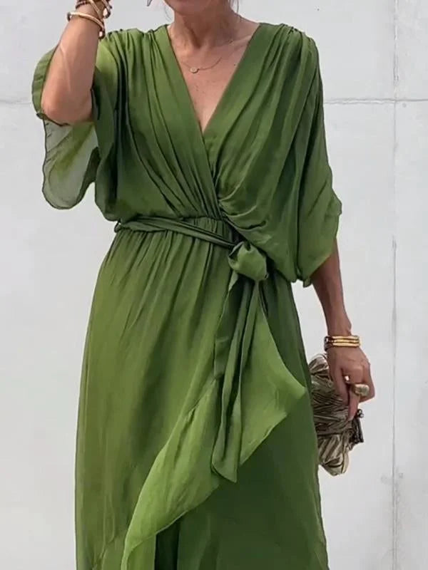 Robe longue vert olive style bohème, manches longues, vue trois-quarts, robe d’été fluide avec taille nouée