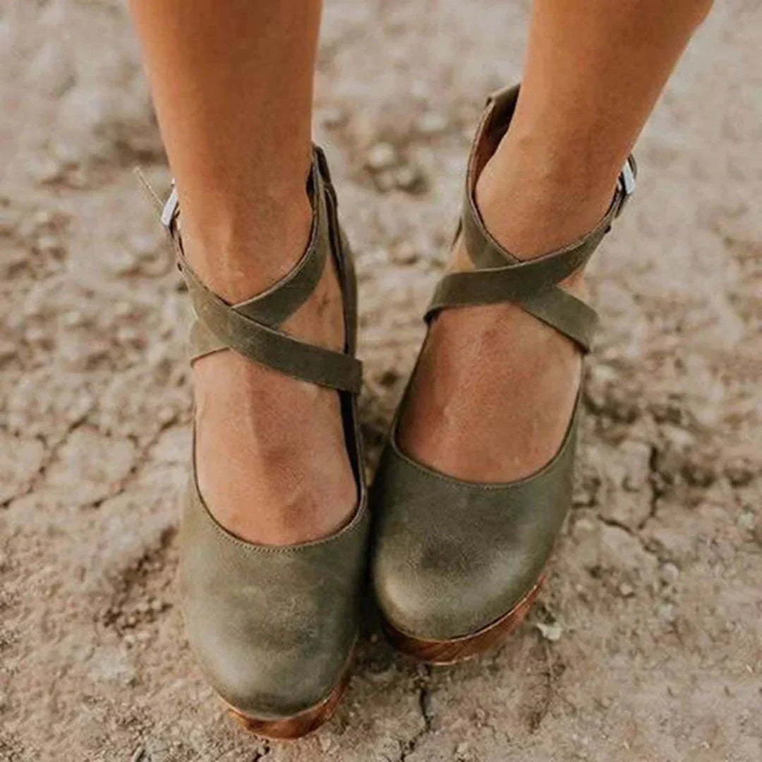 Sandales élégantes vert pour femme avec brides croisées, talon en bois et style vintage