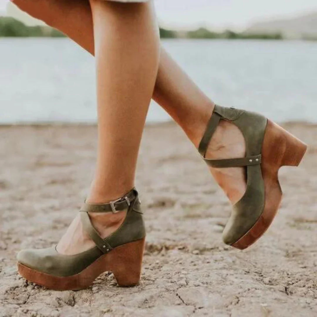 Femme portant des sandales vert avec talon épais, brides croisées et look décontracté en extérieur