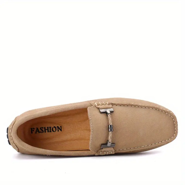 Vue de dessus d’un mocassin khaki pour homme avec détail métallique et finition soignée