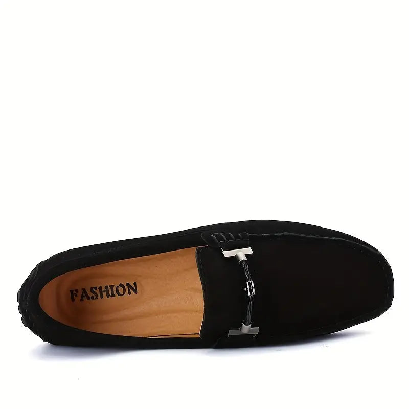 Vue de dessus d’un mocassin noir pour homme avec détail métallique et intérieur marron