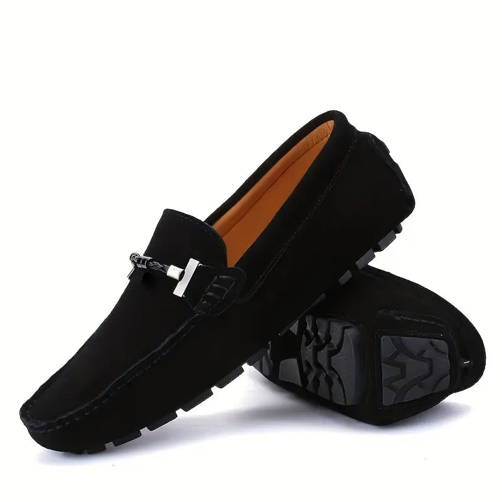 Mocassins noir sophistiqués pour homme avec semelle noire texturée et finition élégante
