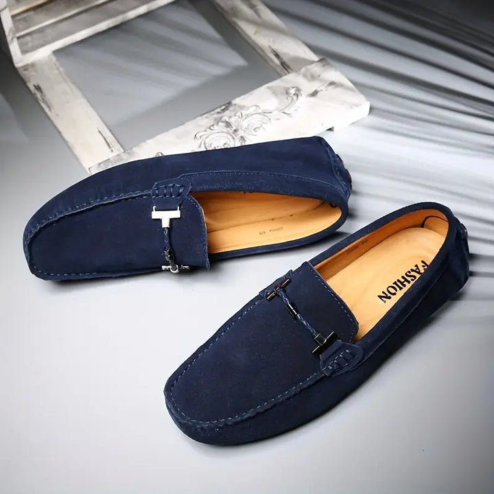 Paire de mocassins bleu pour homme avec intérieur marron, détail métallique et semelle noire