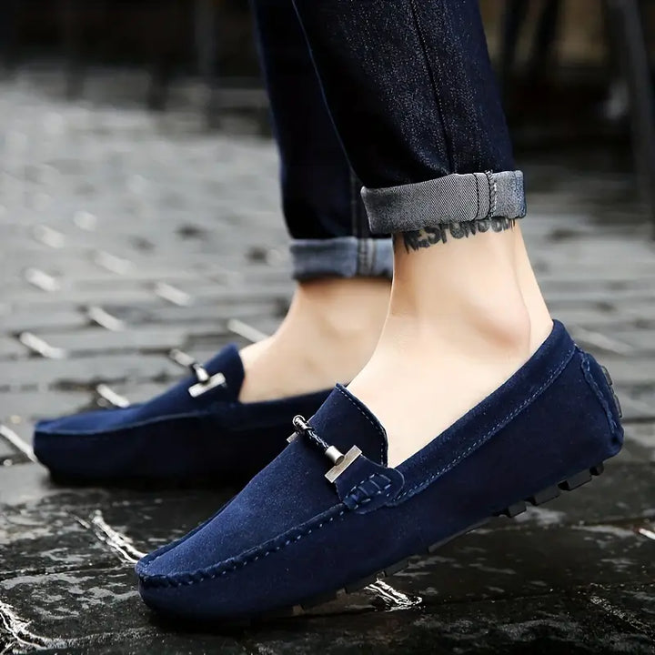 Mocassins bleu portés en extérieur avec pantalon retroussé, style chic et décontracté
