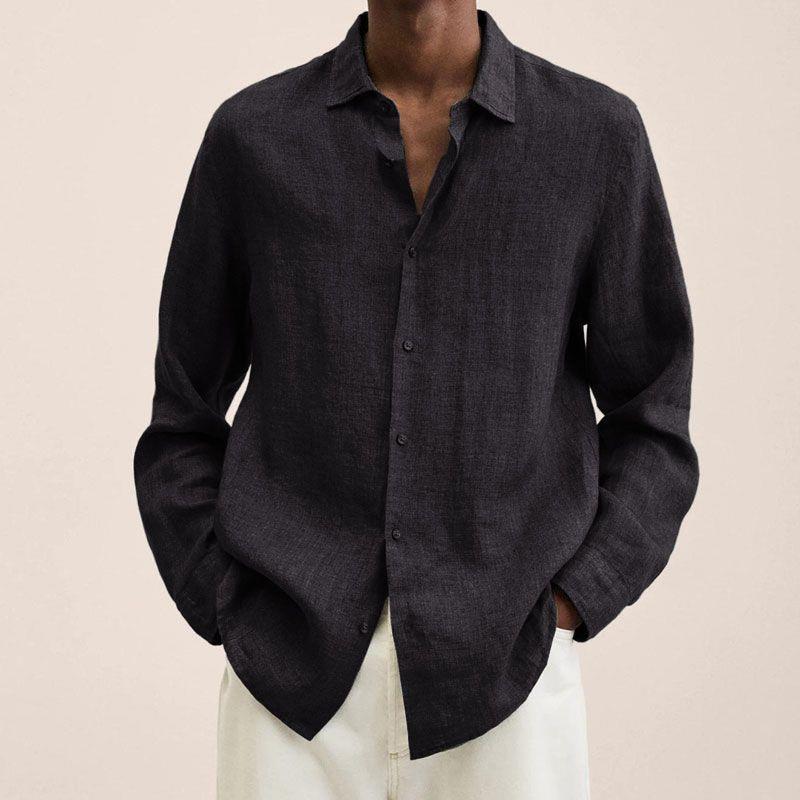 Homme portant une chemise oversize noir en flanelle, coupe ample avec col classique et manches longues
