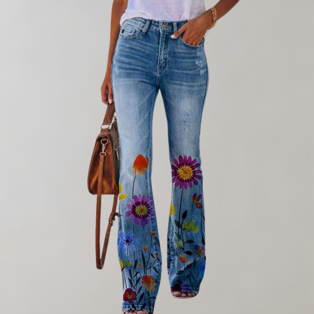 Femme portant un jean imprimé bleu avec grande fleur violette sur la jambe, coupe droite et style casual