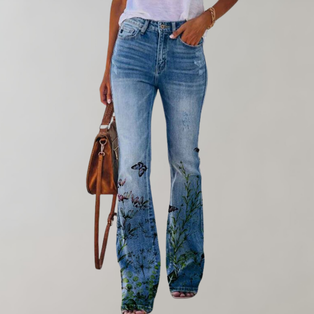 Jean femme bleu avec imprimé papillon noir et détails floraux, coupe ajustée et look moderne