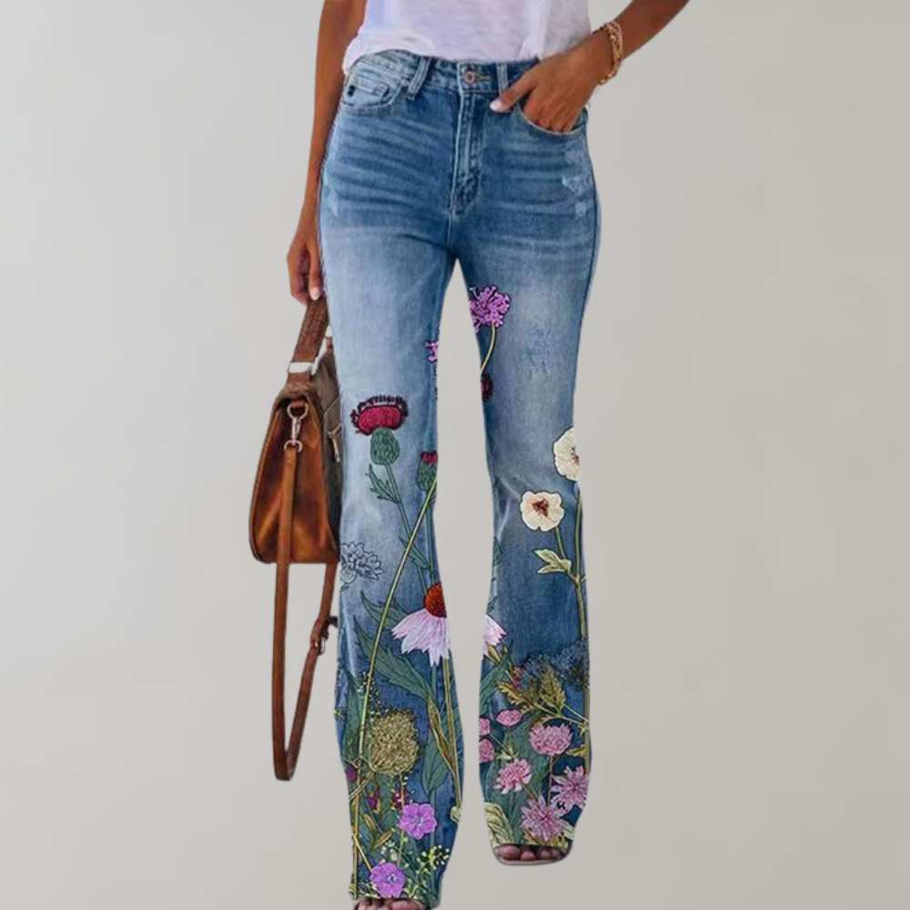 Femme portant un jean bleu avec imprimé fleurs rouges colorées, coupe droite et style estival