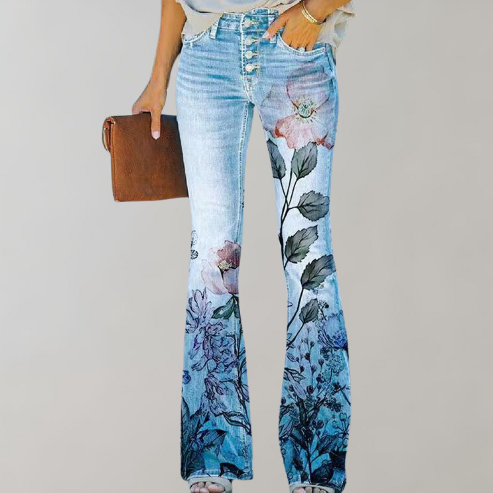 Jean femme avec imprimé fleurs roses multicolores sur denim, coupe large et look casual chic
