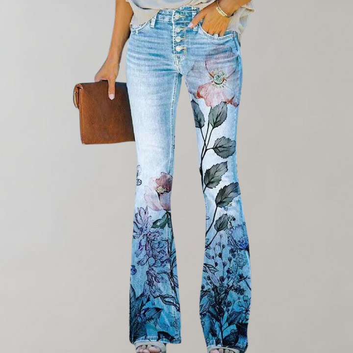 Jean femme avec imprimé fleurs roses multicolores sur denim, coupe large et look casual chic
