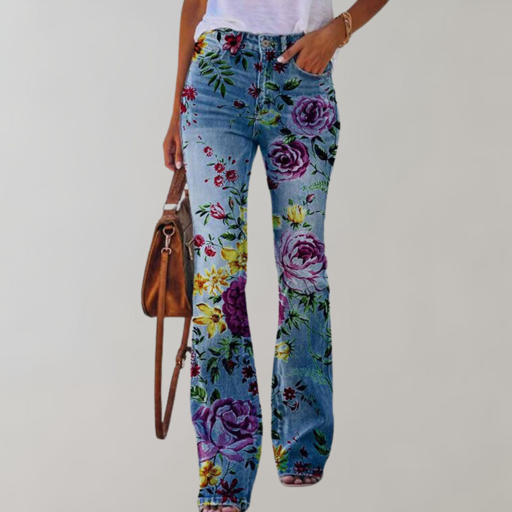 Jean imprimé avec motifs roses pourpres et couleurs vives, style artistique et coupe confortable
