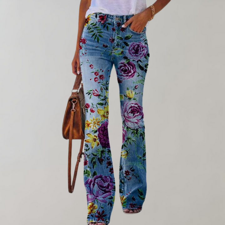 Jean imprimé avec motifs roses pourpres et couleurs vives, style artistique et coupe confortable