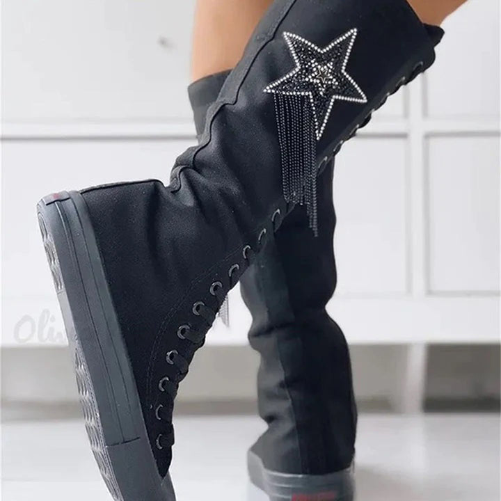 Vue arrière des bottes sneakers noires montrant la semelle épaisse, les lacets et la hauteur de la tige.