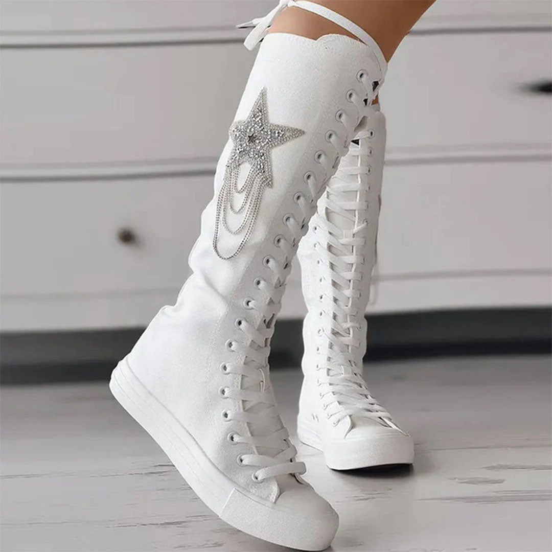 Vue arrière des bottes sneakers blanches montrant la hauteur de la tige et la semelle confortable.