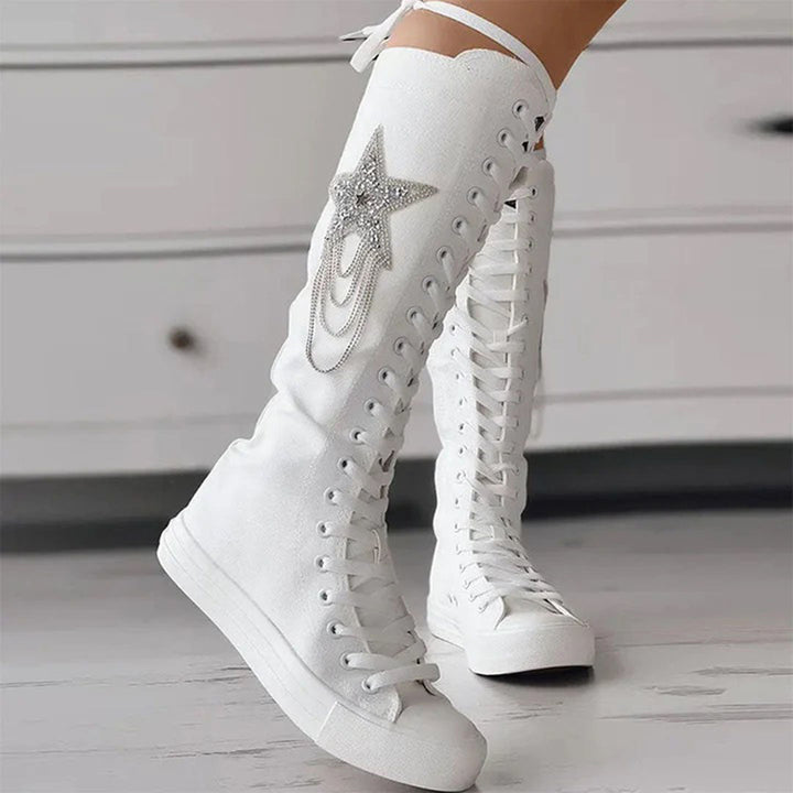Vue arrière des bottes sneakers blanches montrant la hauteur de la tige et la semelle confortable.