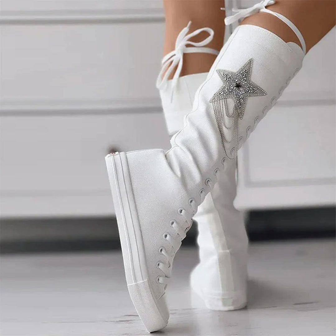 Vue de trois-quarts des bottes sneakers blanches portées avec une tenue décontractée, mettant en valeur leur design moderne.