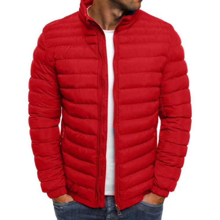 Doudoune légère pour homme en rouge, veste matelassée portée, vue de face