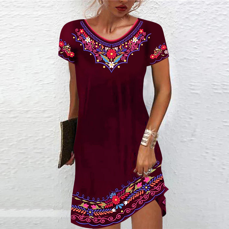 Robe élégante rouge vin pour femme avec broderies colorées au col et à l’ourlet, coupe droite et manches courtes dans un style bohème raffiné