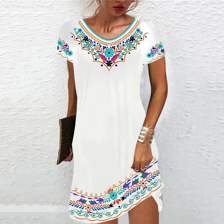 Robe élégante blanche pour femme avec détails brodés multicolores, manches courtes et coupe confortable pour les journées estivales