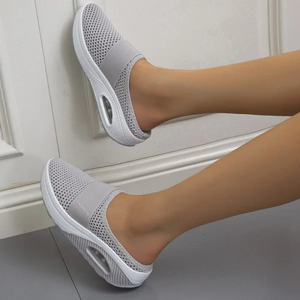 Sandales orthopédiques compensées gris pour femme avec tissu extensible, semelle souple et maintien optimal