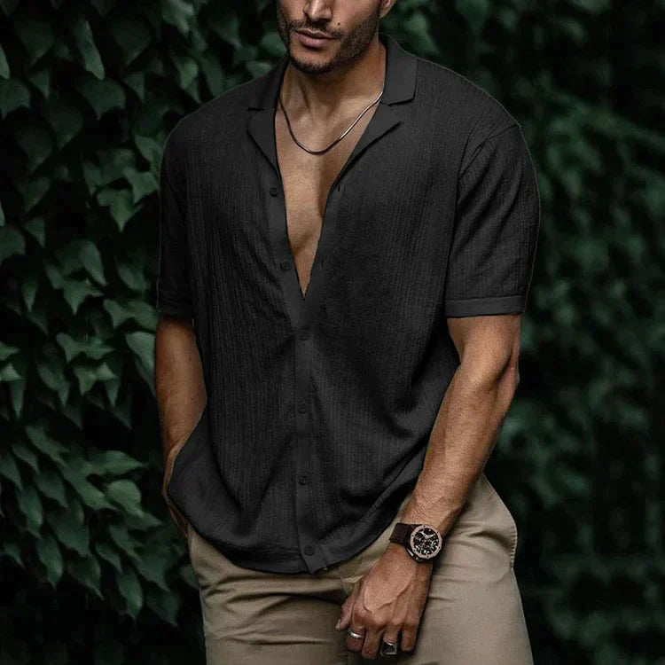 Chemise d'été en lin noire pour homme avec tissu respirant, col ouvert et silhouette moderne pour un look décontracté