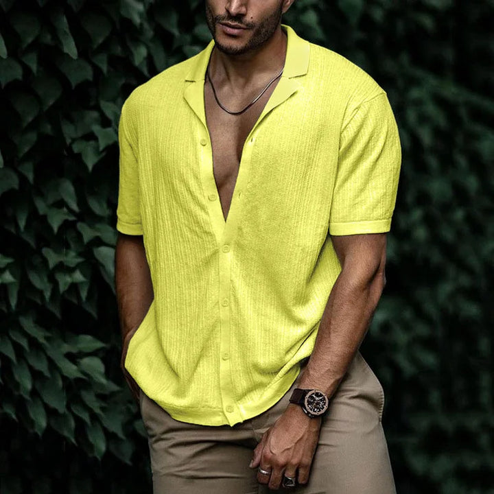 Chemise d'été en lin jaune pour homme avec col ouvert, manches courtes et tissu léger offrant un style estival lumineux