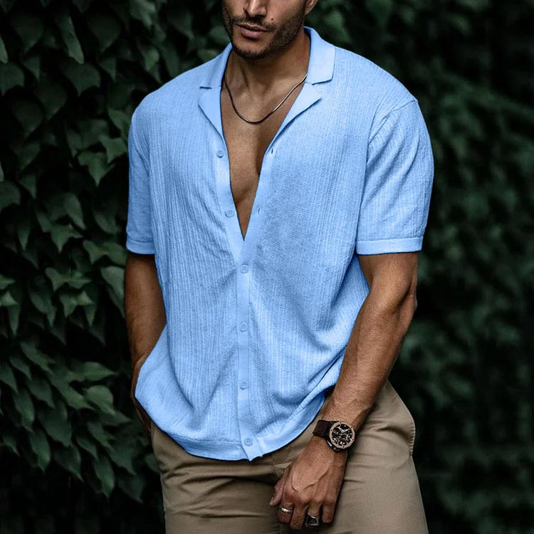 Chemise d'été en lin bleue pour homme avec tissu respirant, col ouvert et style casual photographiée en extérieur