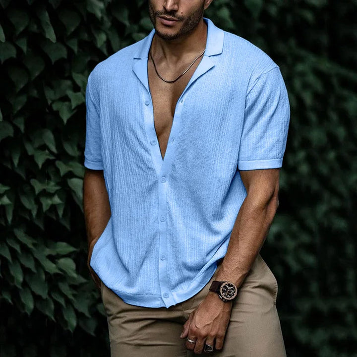 Chemise d'été en lin bleue pour homme avec tissu respirant, col ouvert et style casual photographiée en extérieur