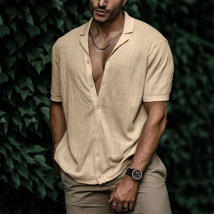Chemise d'été en lin kaki pour homme avec manches courtes, col ouvert et coupe confortable pour les journées chaudes