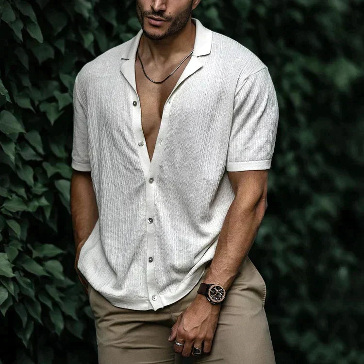 Chemise d'été en lin blanche pour homme avec col ouvert, tissu léger et allure estivale élégante