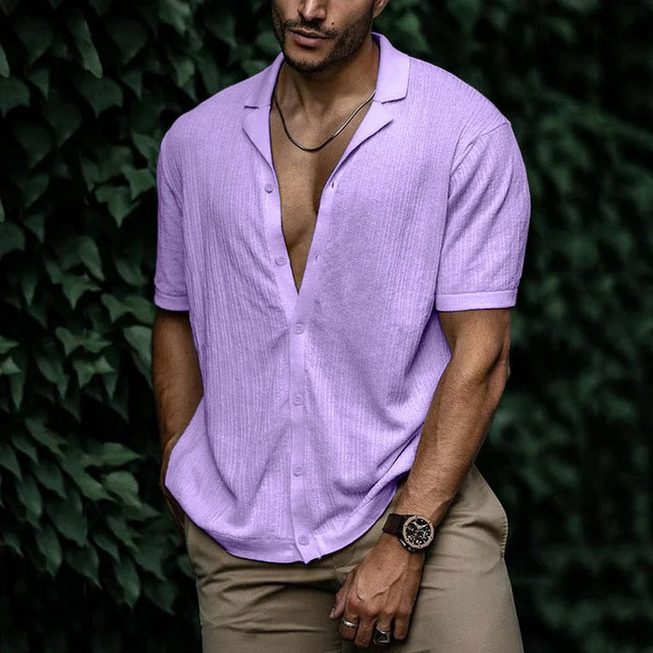 Chemise d'été en lin lilas pour homme avec coupe ample, manches courtes et style moderne photographiée en extérieur