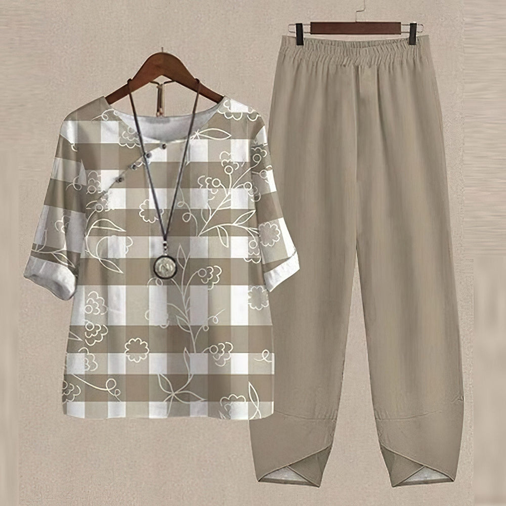 Ensemble khaki pour femme avec haut imprimé à carreaux et pantalon uni, présenté sur cintre dans un style décontracté élégant