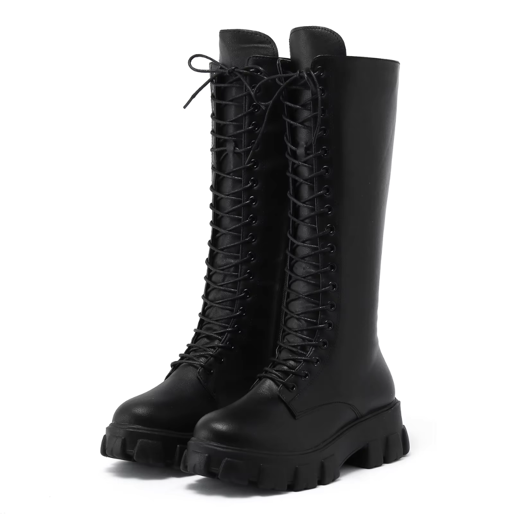 Bottes rangers noires à lacets pour femme, photo produit sur fond blanc, vue trois-quarts avec semelle épaisse crantée