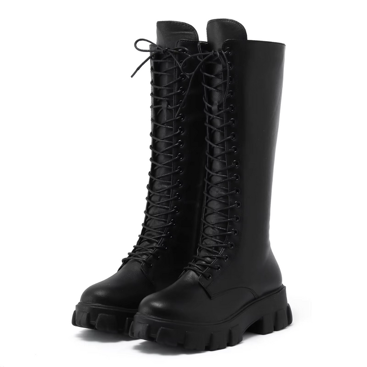 Bottes rangers noires à lacets pour femme, photo produit sur fond blanc, vue trois-quarts avec semelle épaisse crantée