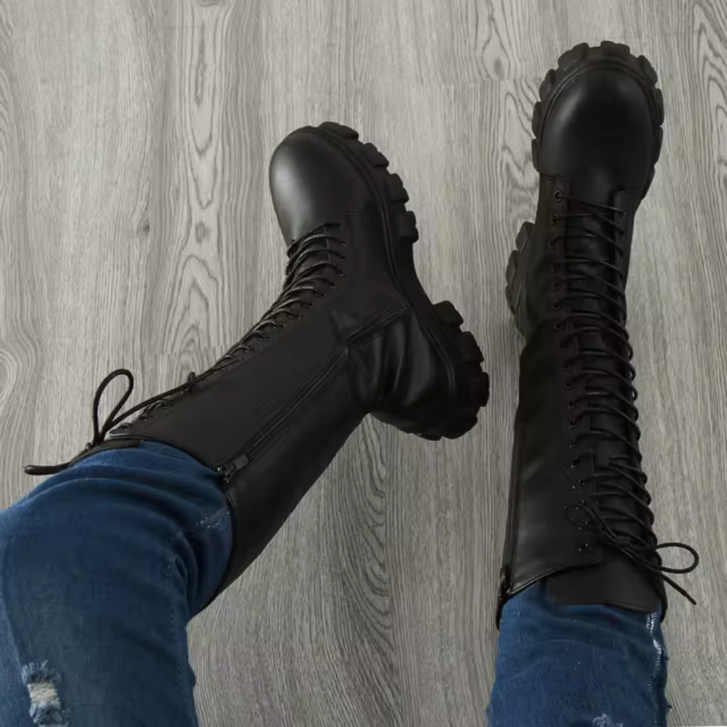 Bottes noires à lacets style combat, portées assise, vue de dessus sur les pieds, détails des œillets et laçage visibles