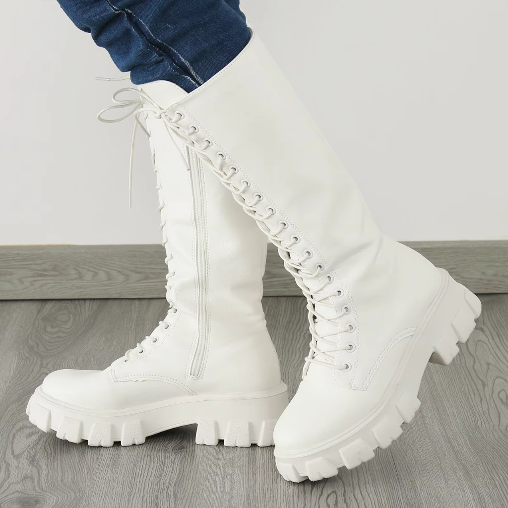 Bottes rangers blanches montantes, portées debout, vue de côté, contraste blanc avec semelle crantée épaisse