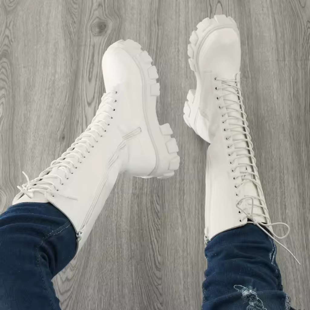 Bottes combat blanches montantes, vue de dessus sur les jambes allongées, style chunky avec laçage visible