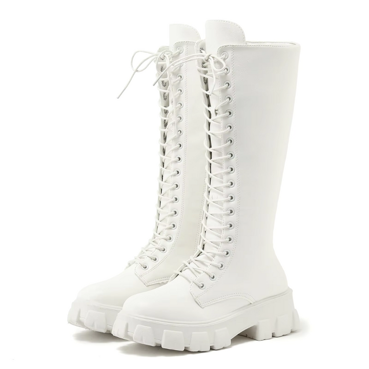 Bottes blanches montantes à lacets, photo produit sur fond blanc, vue trois-quarts avec semelle robuste et tige haute