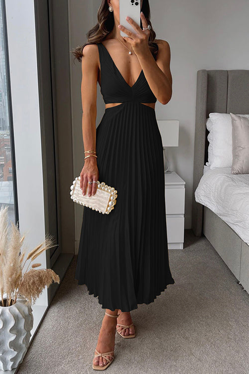 Vue de face d’une robe noire plissée pour femme avec silhouette fluide et style raffiné