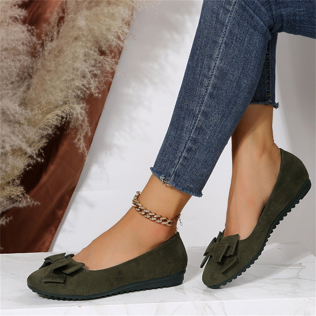 Sandales orthopédiques vert foncé portées avec un jean, semelle ergonomique et maintien confortable du pied