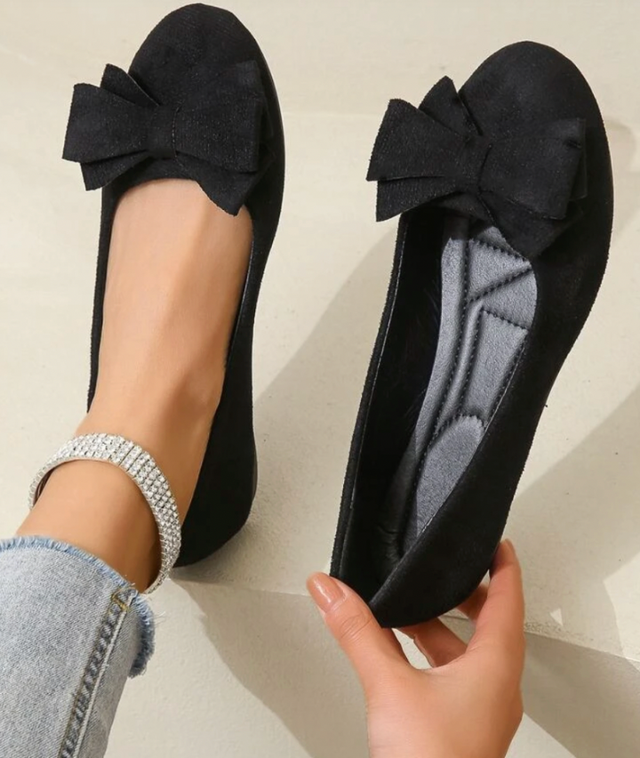 Vue rapprochée de sandales orthopédiques noir avec nœud élégant et finition confortable