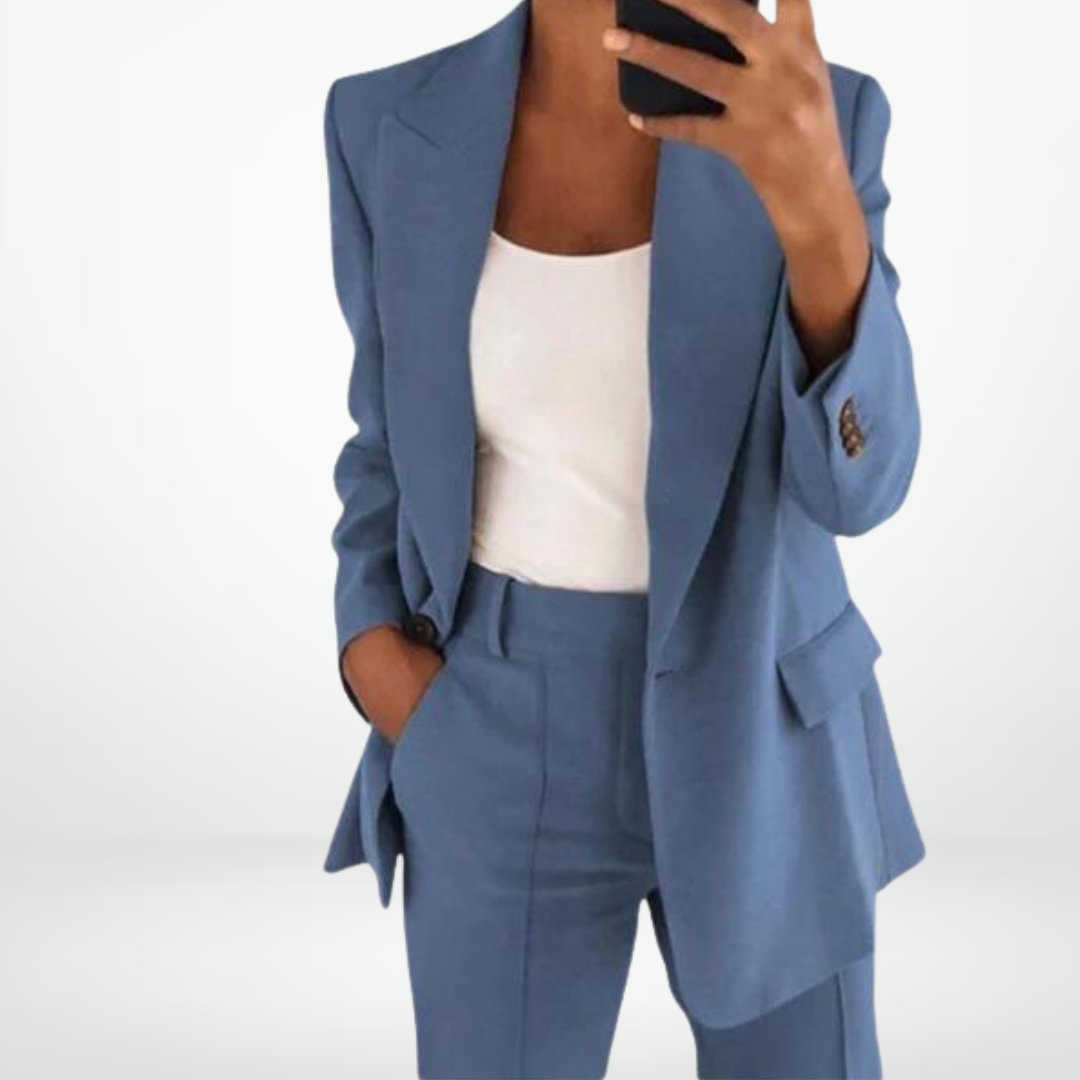 Ensemble femme deux pièces bleu Luina avec veste blazer cintrée et pantalon élégant, tenue chic et moderne pour femme