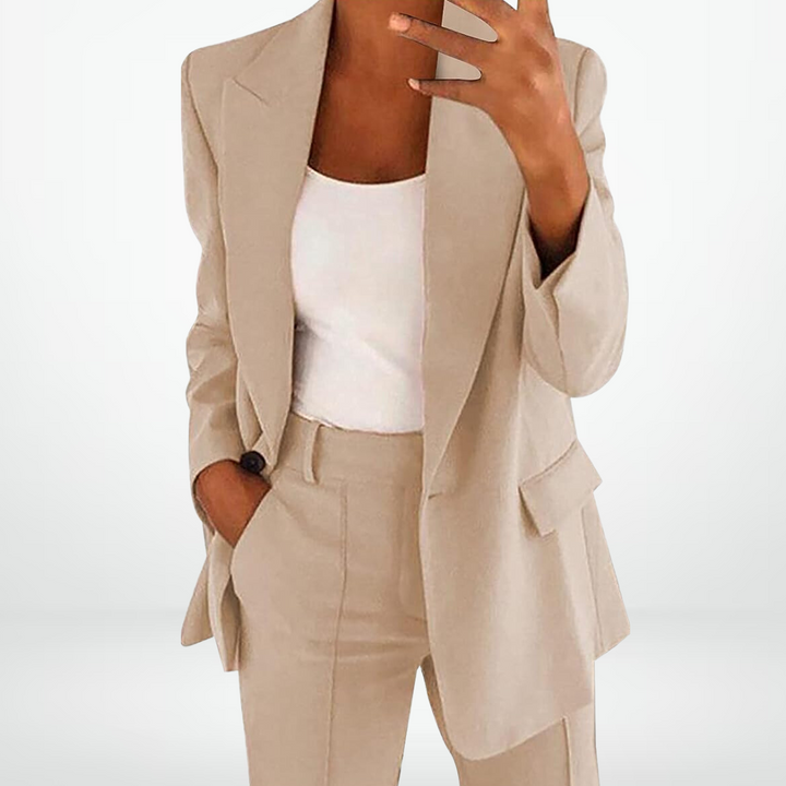 Ensemble tailleur pantalon femme beige Luina avec veste blazer, tenue élégante et minimaliste